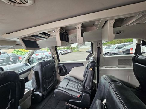 Used 2014 Chrysler Town & Country Touring FWD image 23