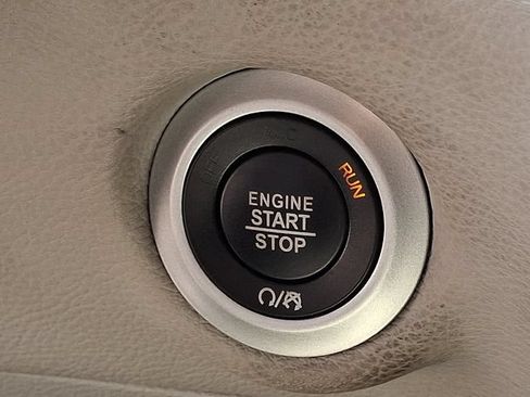 Used 2018 Chrysler Pacifica Limited w/ Advanced Safetytec Group FWD image 25
