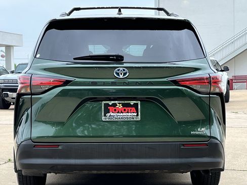 Used 2022 Toyota Sienna LE FWD image 5
