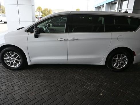 Used 2024 Chrysler Pacifica Touring-L image 2