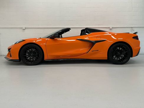 Used 2023 Chevrolet Corvette Z06 RWD image 3
