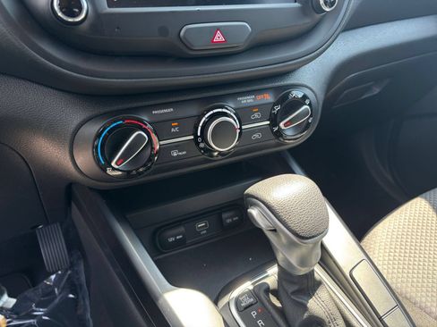 Used 2025 Kia Soul LX w/ LX Technology Package FWD image 17