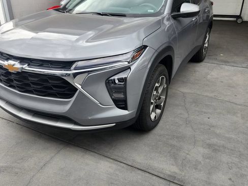 Used 2025 Chevrolet Trax LT FWD image 2