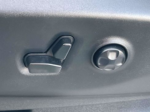 Used 2024 Chrysler Pacifica Touring-L FWD image 17