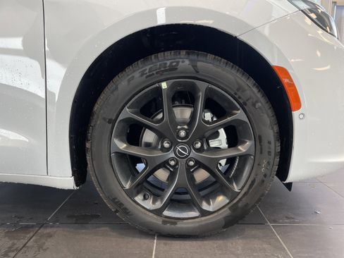 New 2026 Chrysler Pacifica Limited w/ S Appearance Package image 12