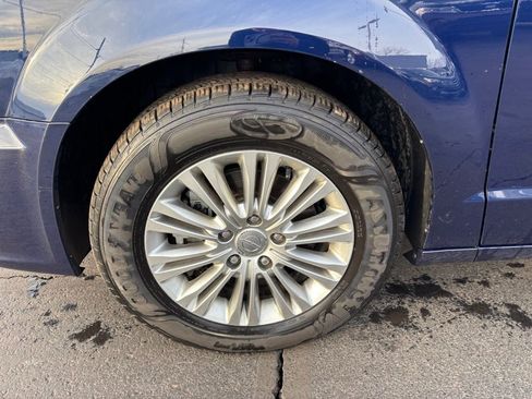 Used 2015 Chrysler Town & Country Touring-L w/ Driver Convenience Group image 9