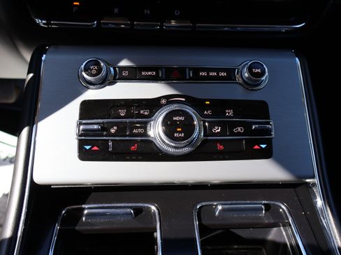 Used 2022 Lincoln Aviator AWD w/ Premium Package image 27
