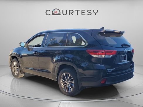 Used 2019 Toyota Highlander XLE image 2