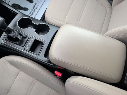 Used 2019 Kia Sorento LX w/ LX Convenience Package image 17