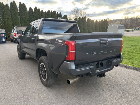 Certified 2025 Toyota Tacoma TRD Off-Road AWD/4WD image 5