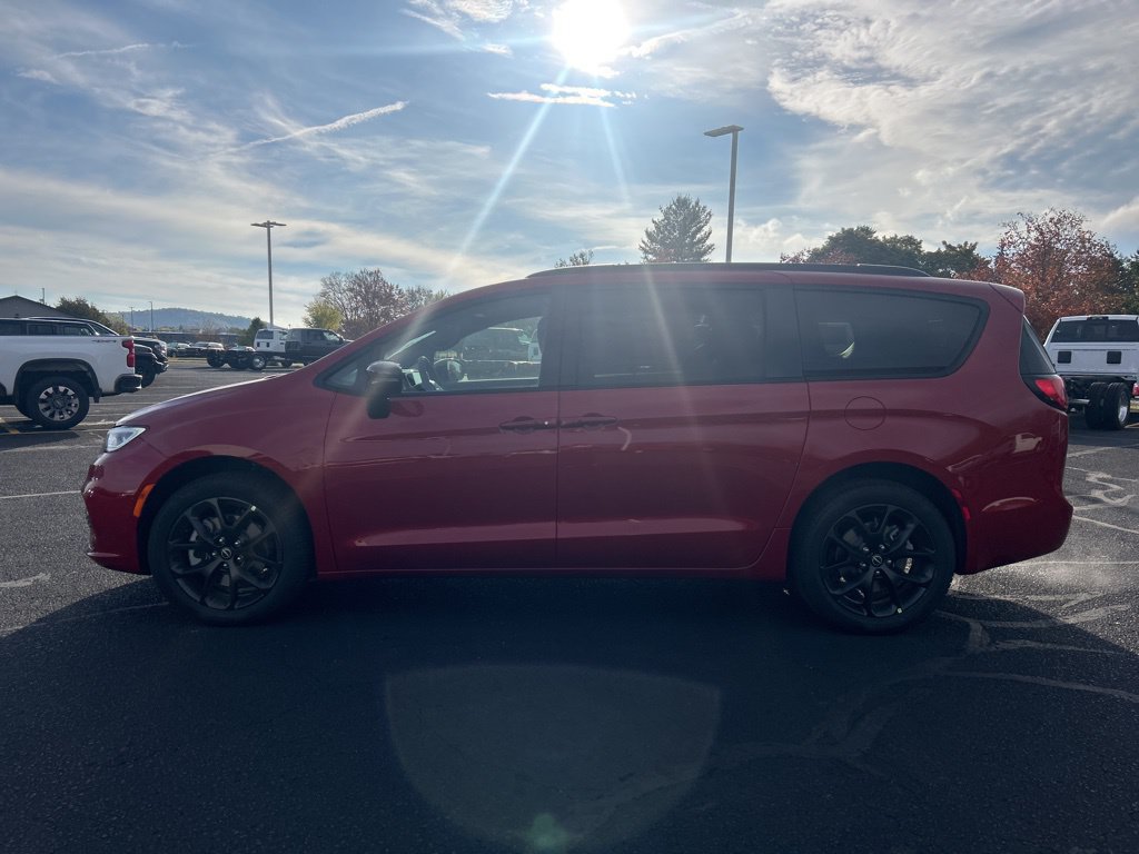 New 2026 Chrysler Pacifica Limited w/ S Appearance Package AWD/4WD image 4