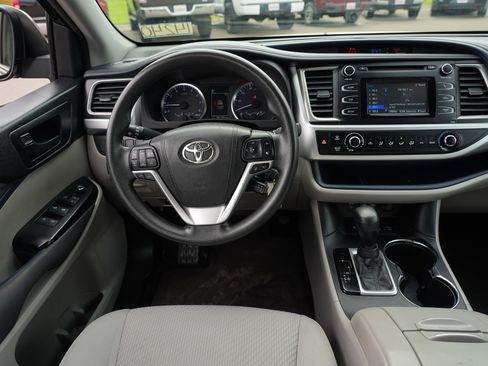 Used 2017 Toyota Highlander LE w/ Carpet Mat Package AWD/4WD image 20