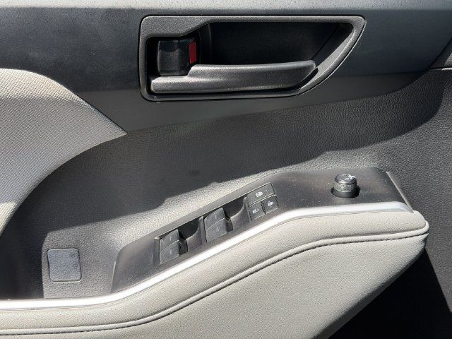 Used 2025 Toyota Highlander LE FWD image 21