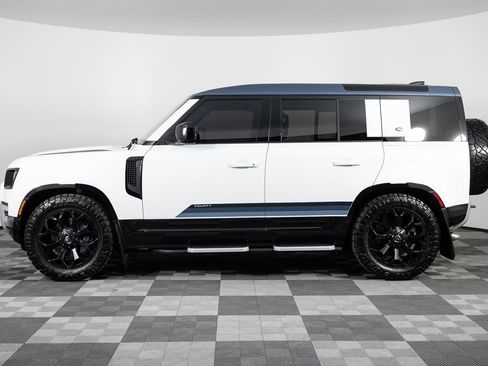 Used 2024 Land Rover Defender 110 SE image 3
