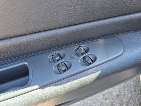 Used 2004 Chrysler Sebring LX FWD image 20