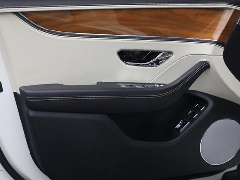 Certified 2024 Bentley Flying Spur Plug-In Hybrid image 18