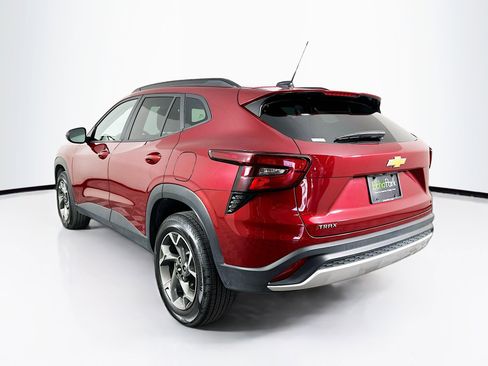 Used 2025 Chevrolet Trax LT w/ LT Convenience Package image 5