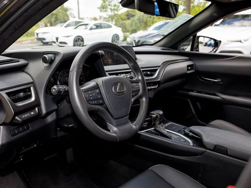 Used 2019 Lexus UX 200 image 23