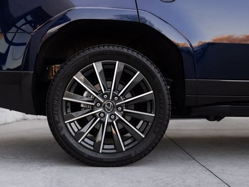 Used 2024 Lexus GX 550 image 3