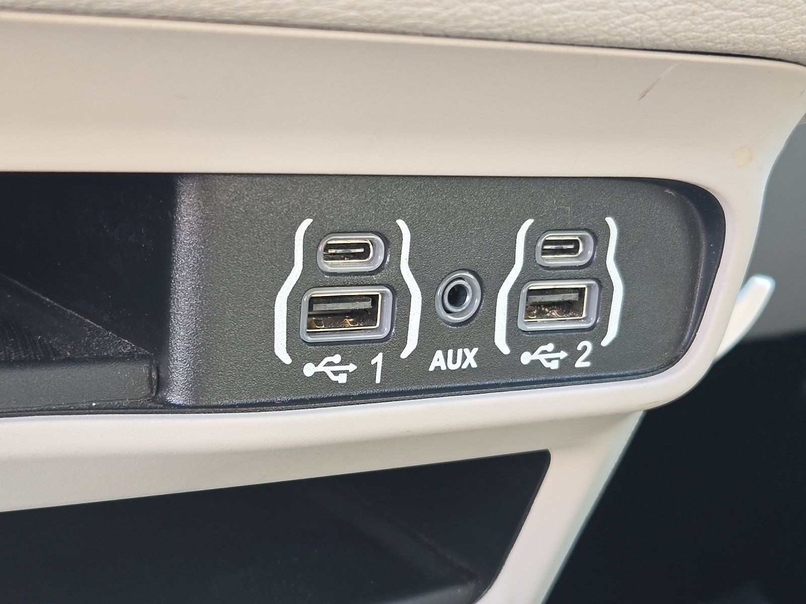 Used 2023 Chrysler Pacifica Touring-L AWD/4WD image 25