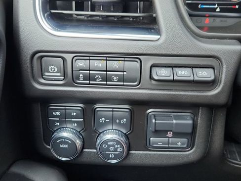 Used 2024 GMC Yukon XL AT4 w/ Technology Package AWD/4WD image 38