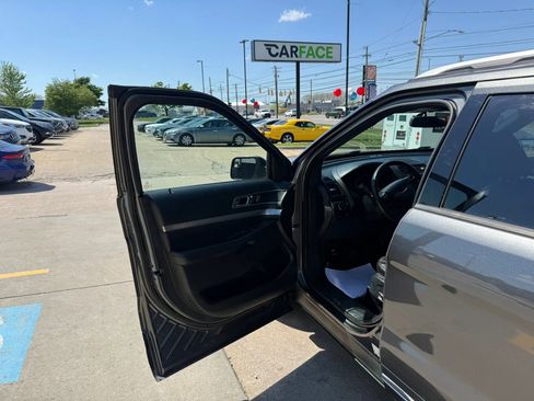 Used 2018 Ford Explorer XLT w/ Equipment Group 202A AWD/4WD image 18