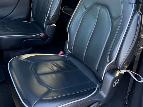 Used 2025 Chrysler Pacifica Limited image 10