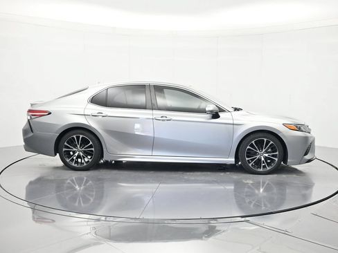 Used 2020 Toyota Camry SE w/ Convenience Package FWD image 4
