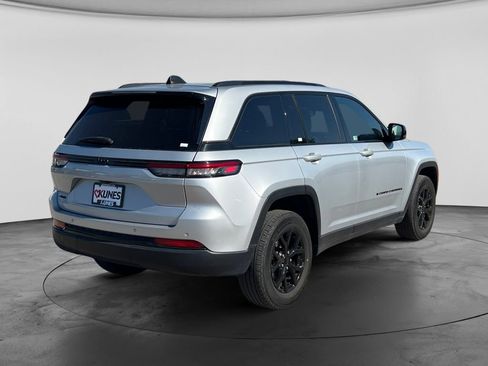 Used 2024 Jeep Grand Cherokee Altitude AWD/4WD image 10
