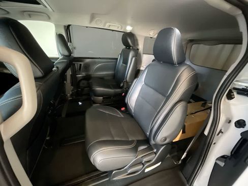 Used 2020 Toyota Sienna SE w/ SE Preferred Package image 23