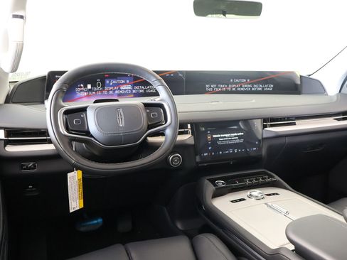 New 2026 Lincoln Navigator Premiere image 2