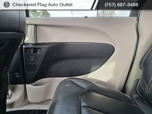 Used 2018 Chrysler Pacifica Limited image 49