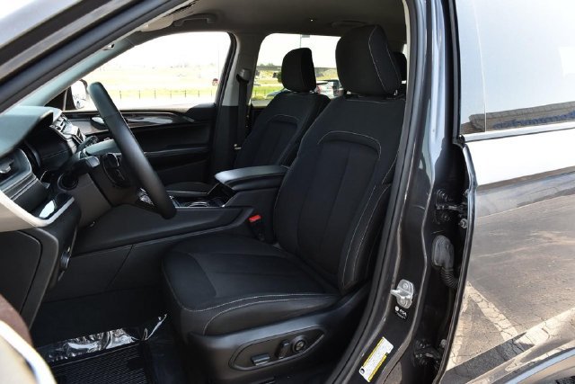 Used 2022 Jeep Grand Cherokee L Laredo w/ Luxury Tech Group I AWD/4WD image 20