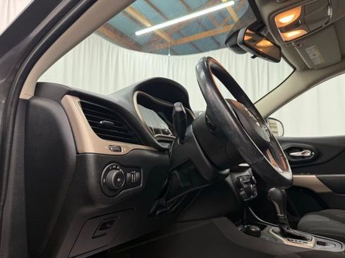 Used 2017 Jeep Cherokee Latitude w/ Cold Weather Group AWD/4WD image 16