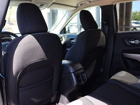 Used 2018 Jeep Cherokee Latitude FWD image 31