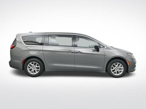 Used 2025 Chrysler Pacifica Select FWD image 4