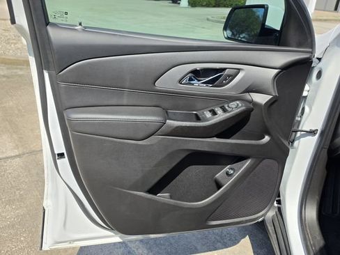 Used 2023 Chevrolet Traverse LT FWD image 19