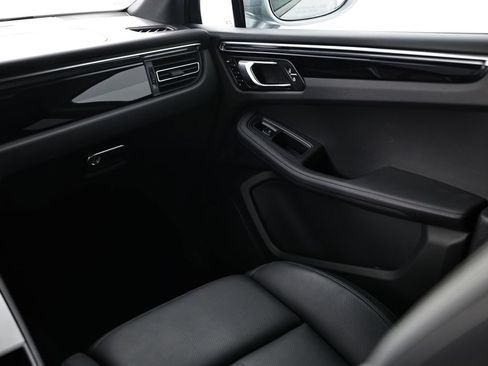 Certified 2026 Porsche Macan AWD/4WD image 31