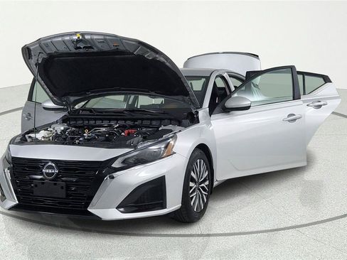 Used 2023 Nissan Altima 2.5 SV FWD image 8