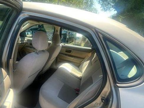 Used 2006 Ford Taurus SE FWD image 8