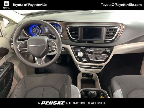 Used 2018 Chrysler Pacifica Touring Plus image 4