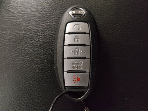 Used 2017 Nissan Pathfinder Platinum FWD image 32