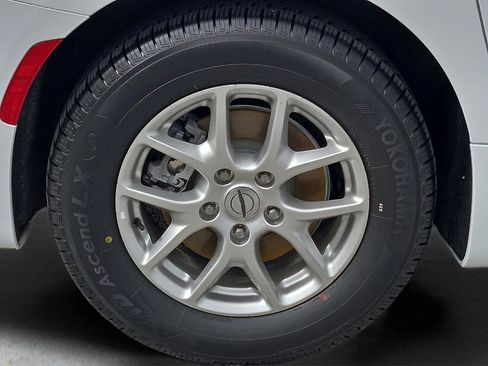 Used 2024 Chrysler Pacifica Touring-L FWD image 8
