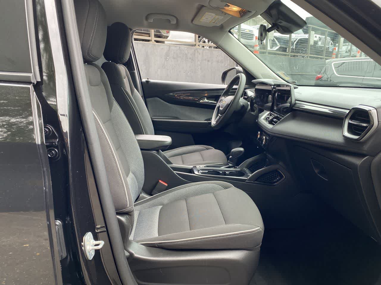 Used 2025 Chevrolet TrailBlazer LT AWD/4WD image 19