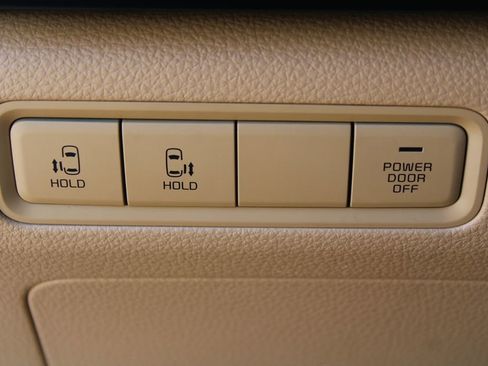 Used 2022 Kia Carnival LX FWD image 30