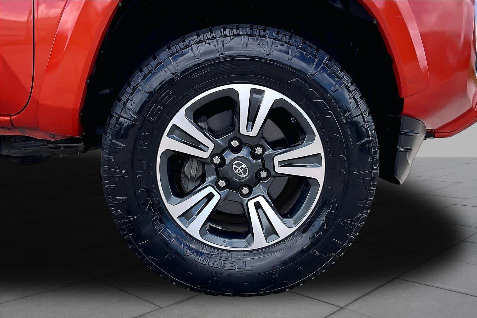 Used 2016 Toyota Tacoma TRD Sport w/ Towing Package RWD image 11
