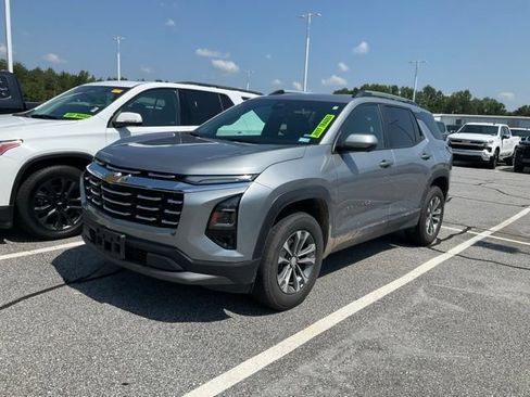 Used 2025 Chevrolet Equinox LT w/ Convenience Package II FWD image 3