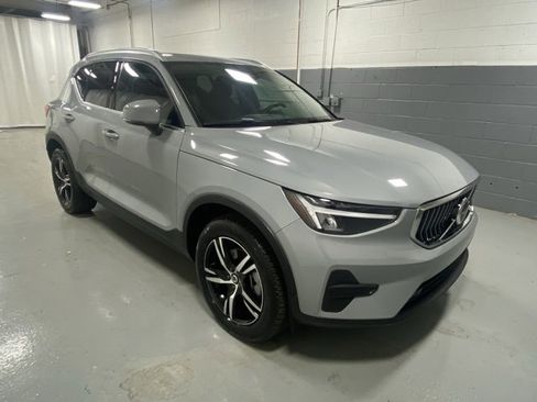 Used 2025 Volvo XC40 B5 Core image 4
