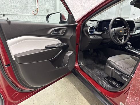 Used 2025 Chevrolet Trax LT w/ Driver Confidence Package image 12