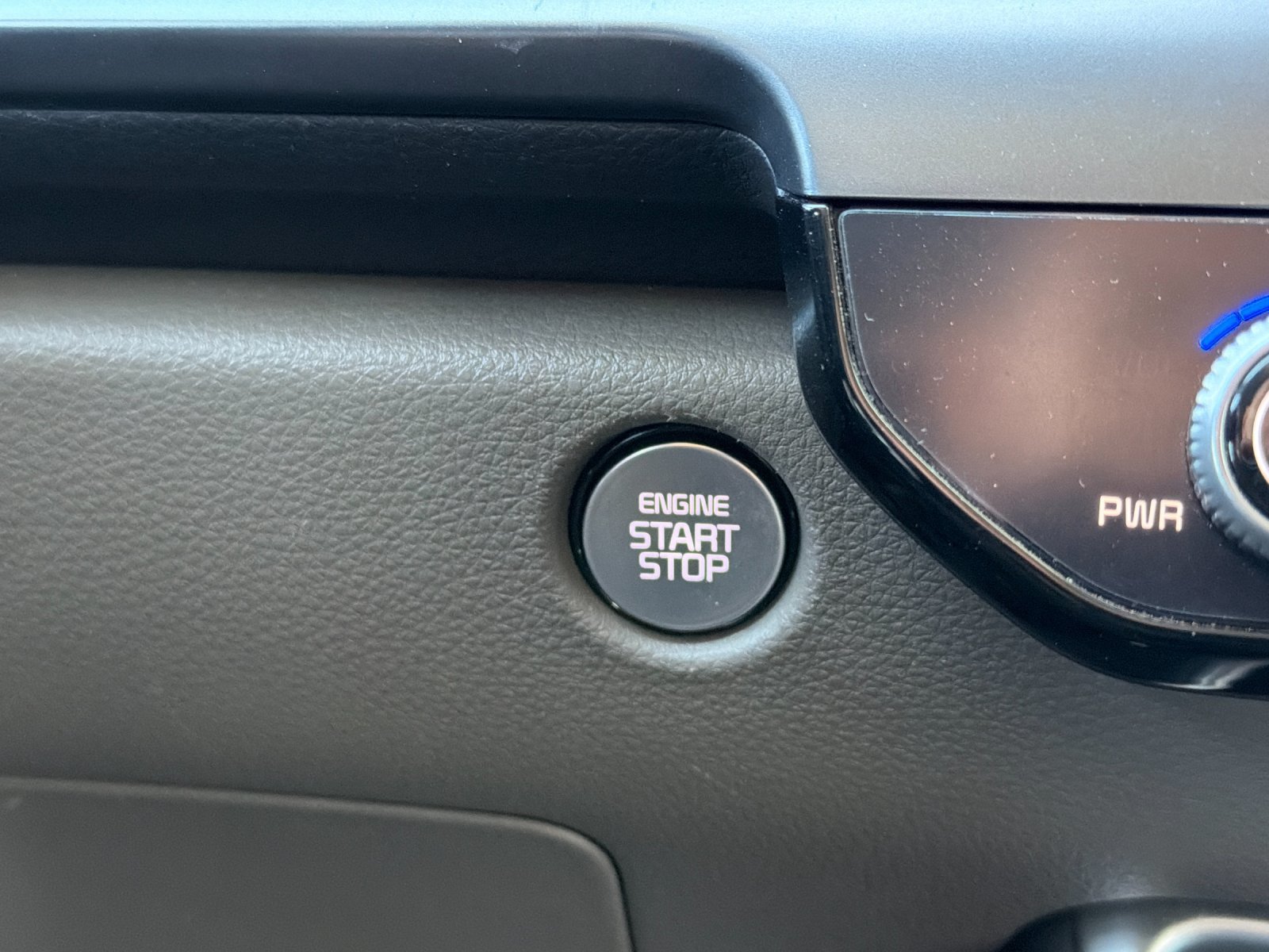 Used 2025 Kia Carnival FWD image 27